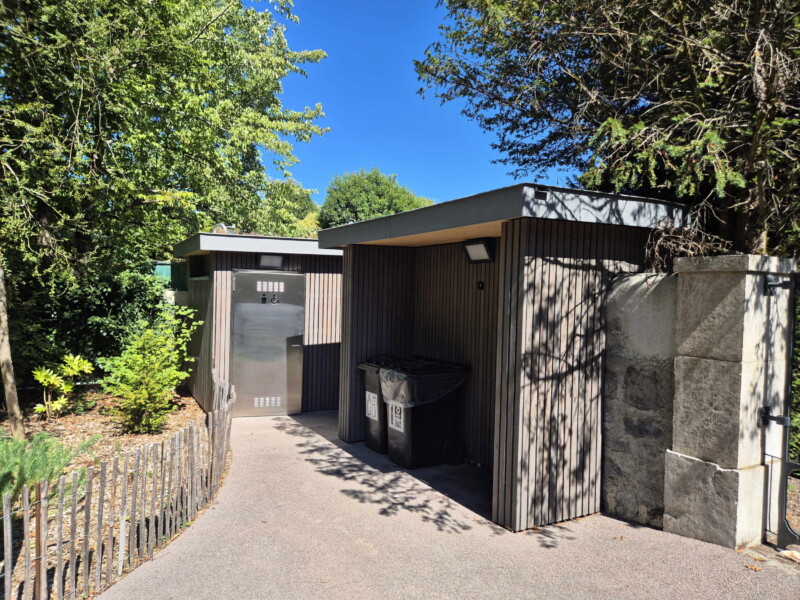 toilettes, plage de la Nymphe