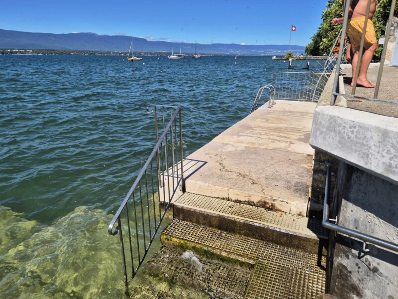 Un grand escalier permet d'accéder directement au lac. Plage de la Nympeh.