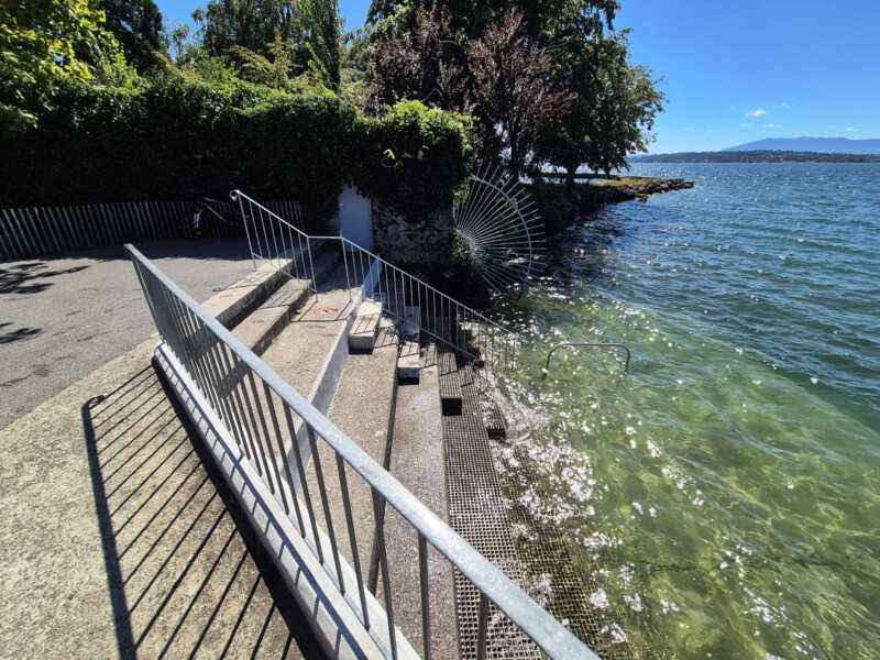 Un grand escalier permet d'accéder directement au lac. Plage de la Nympeh.