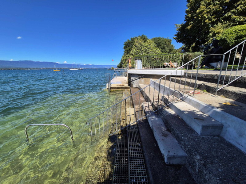 Un grand escalier permet d'accéder directement au lac. Plage de la Nympeh.