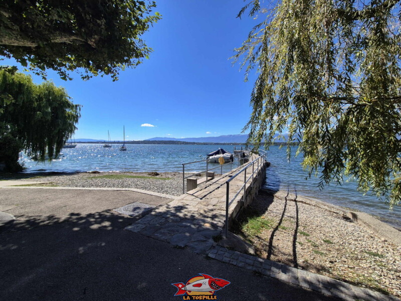 La vue depuis le rivage sur les deux zones de galets et le ponton. Plage du Port de Bellerive - Collonge-Bellerive La vue depuis le rivage sur les deux zones de galets et le ponton. Plage du Port de Bellerive - Collonge-Bellerive