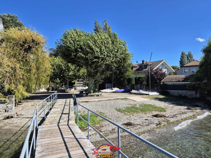 La vue depuis le ponton sur les deux zones de galets. Plage du Port de Bellerive - Collonge-Bellerive La vue depuis le ponton sur les deux zones de galets. Plage du Port de Bellerive - Collonge-Bellerive
