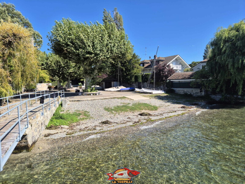 La grande zone de galets au sud du ponton. Plage du Port de Bellerive - Collonge-Bellerive