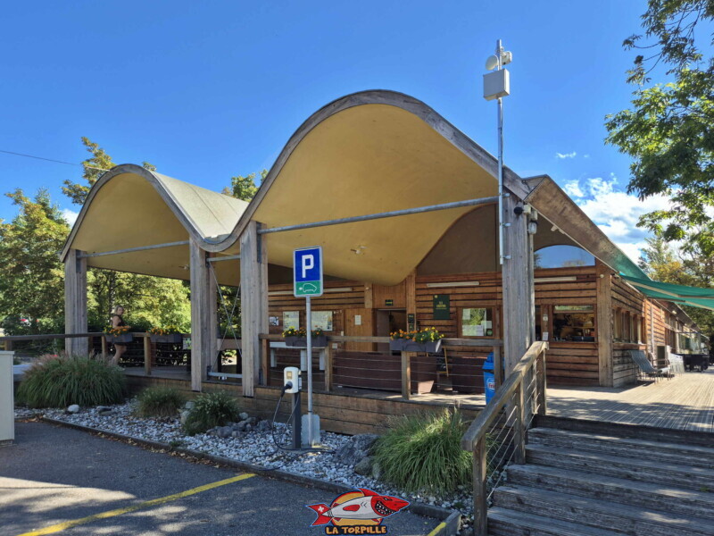 La réception et le restaurant du camping. La réception et le restaurant du camping.