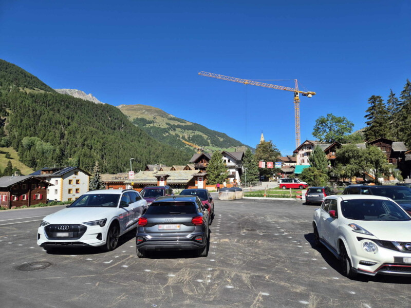 Le parking de départ à Evolène. Gollié d'Arbey, val d'Hérens, Valais. Le parking de départ à Evolène. Gollié d'Arbey, val d'Hérens, Valais.