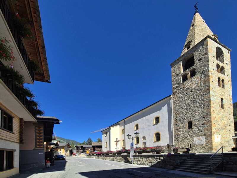 L'église Saint-Jean-Baptiste d'Evolène. Gollié d'Arbey, val d'Hérens, Valais. L'église Saint-Jean-Baptiste d'Evolène. Gollié d'Arbey, val d'Hérens, Valais.