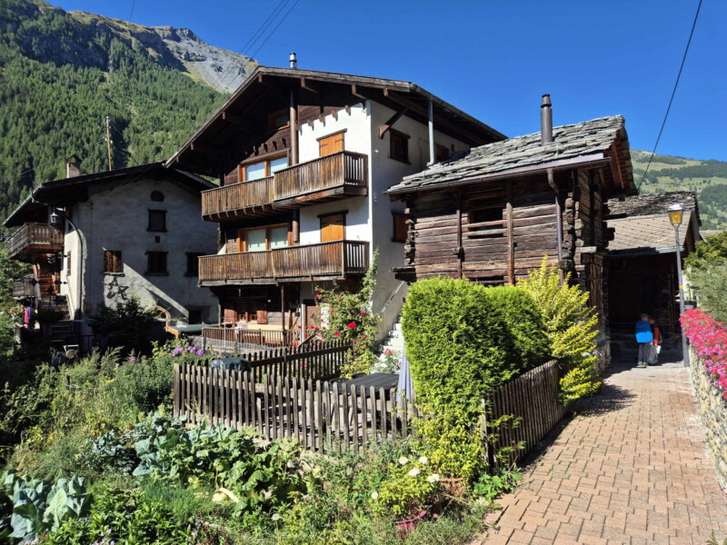 Les jolis chalets d'Evolène. Gollié d'Arbey, val d'Hérens, Valais.