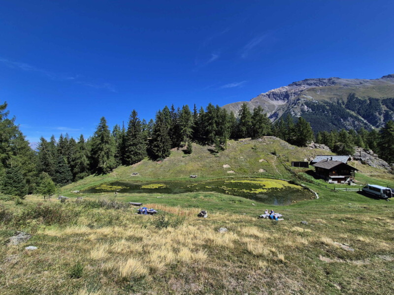 La croix au-dessus du lac d'Arbey. Gollié d'Arbey, val d'Hérens, Valais.