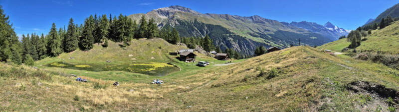 La croix au-dessus du lac d'Arbey. Gollié d'Arbey, val d'Hérens, Valais.