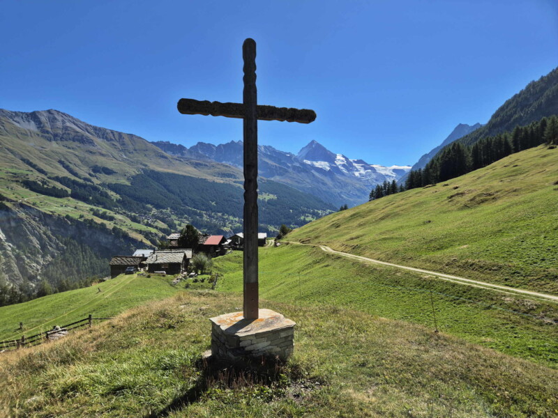 La croix au-dessus du lac d'Arbey. Gollié d'Arbey, val d'Hérens, Valais.
