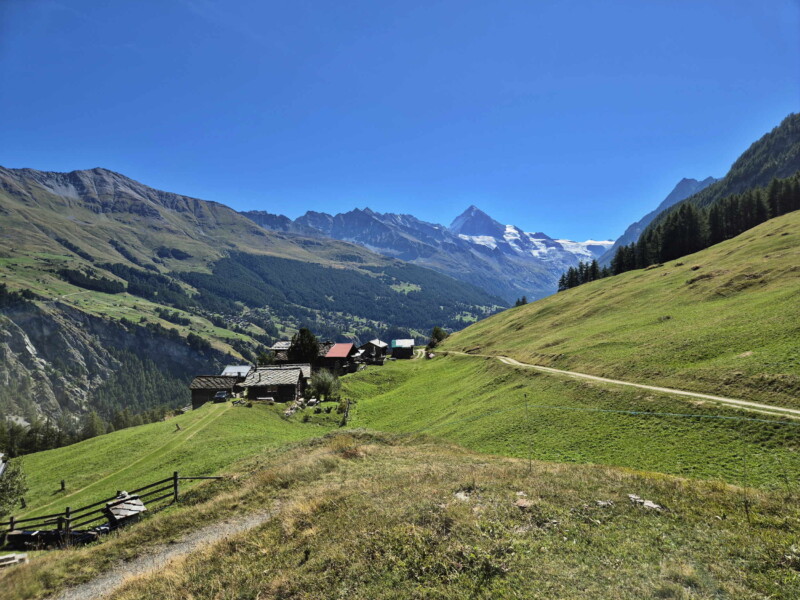 La croix au-dessus du lac d'Arbey. Gollié d'Arbey, val d'Hérens, Valais.