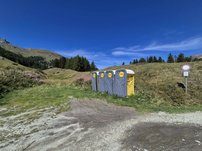 La croix au-dessus du lac d'Arbey. Gollié d'Arbey, val d'Hérens, Valais. Les toilettes cachées derrière la croix. La croix au-dessus du lac d'Arbey. Gollié d'Arbey, val d'Hérens, Valais. Les toilettes cachées derrière la croix.