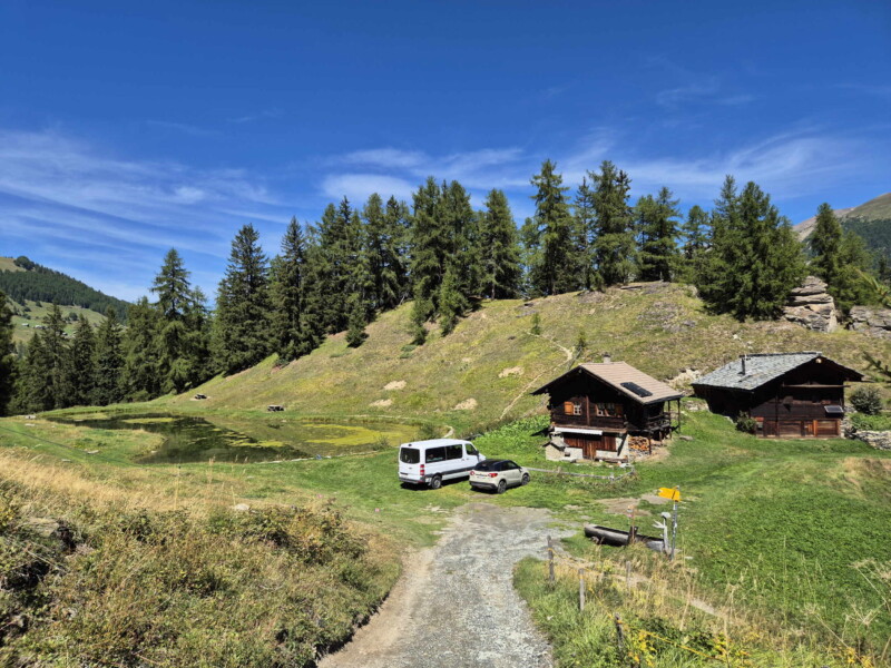 La croix au-dessus du lac d'Arbey. Gollié d'Arbey, val d'Hérens, Valais.