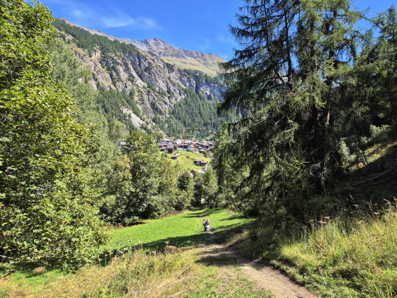 Chemin de retour. Gollié d'Arbey, val d'Hérens, Valais.