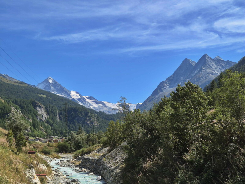 La vue sur la Dent Blanche depuis le pont sur la Borgne. Gollié d'Arbey, val d'Hérens, Valais. La vue sur la Dent Blanche depuis le pont sur la Borgne. Gollié d'Arbey, val d'Hérens, Valais.