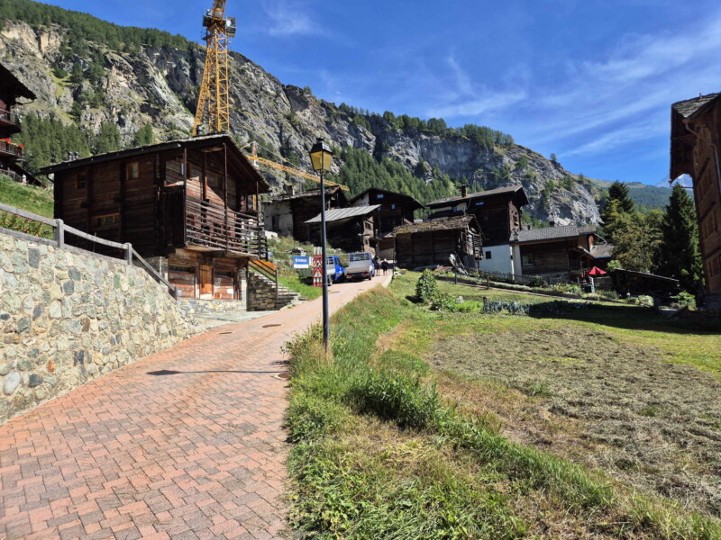 Chemin de retour. Gollié d'Arbey, val d'Hérens, Valais.