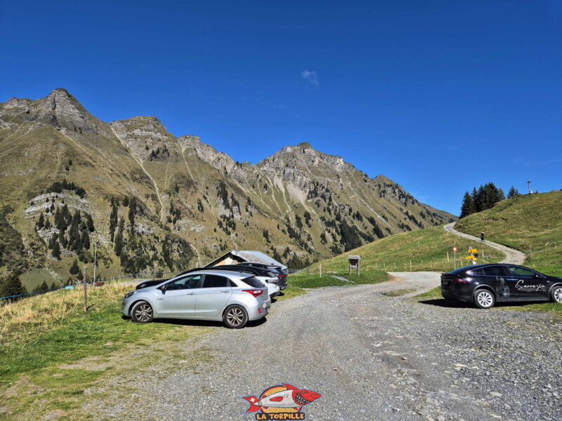 Le parking de Tovassière au bout de la route en gravier. Le parking de Tovassière au bout de la route en gravier.