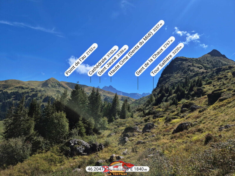 La vue direction nord-est. On aperçoit tout juste les sommets des Dents du Midi et la Tour Sallière. La vue direction nord-est. On aperçoit tout juste les sommets des Dents du Midi et la Tour Sallière.