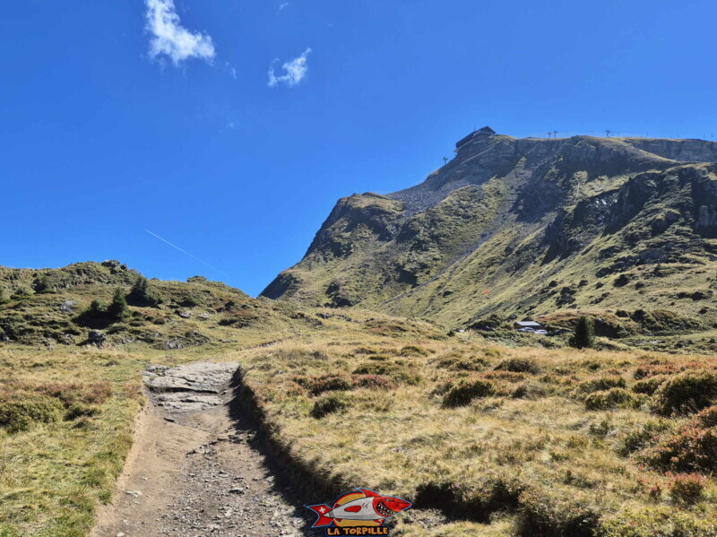 L'arrivée au réfuge de Chésery que l'on voir sur la droite, sous la pointe des Mossettes. L'arrivée au réfuge de Chésery que l'on voir sur la droite, sous la pointe des Mossettes.