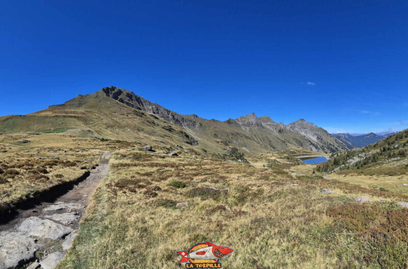 La vue vers l'arrière en arrivant au réfuge de Chésery. La pointe de Chésery sur la gauche et le lac de Chésery sur la droite. La vue vers l'arrière en arrivant au réfuge de Chésery. La pointe de Chésery sur la gauche et le lac de Chésery sur la droite.