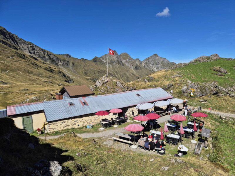 photo depuis le côté nord du lac Vert. Le refuge de Chésery. Les Crosets, commune de Val-d'Illiez.