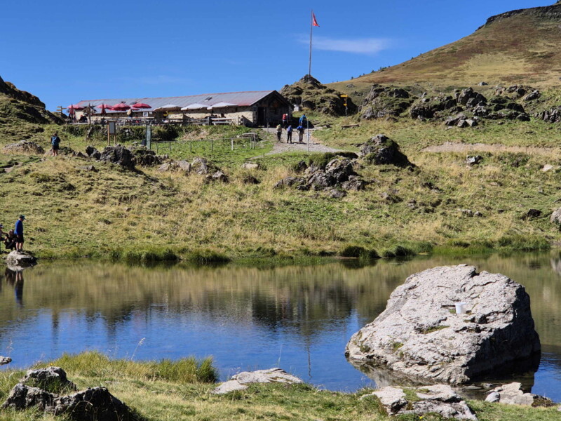 photo depuis le côté nord du lac Vert. Le refuge de Chésery. Les Crosets, commune de Val-d'Illiez.