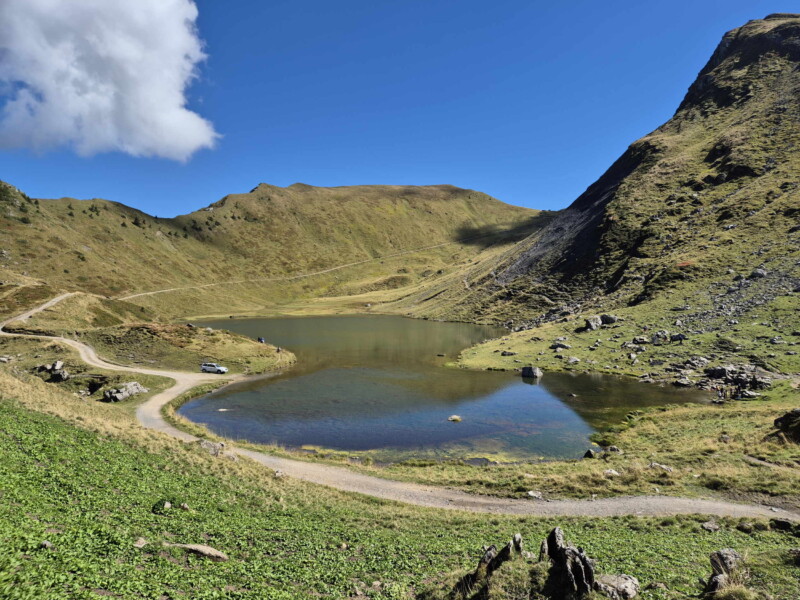 Le lac Vert avec la pointe des Mossettes sur la droite.