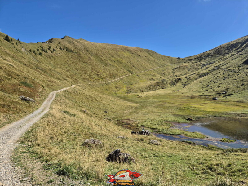Le passage le long du lac Vert par la route en gravier.