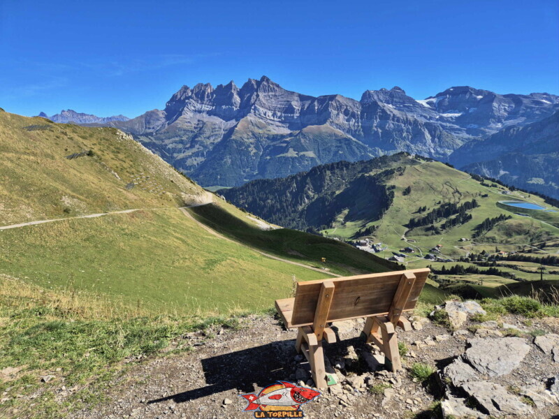 La magnifique vue sur les Dents du Midi depuis les Portes de l'Hiver. La magnifique vue sur les Dents du Midi depuis les Portes de l'Hiver.