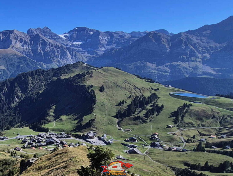 La vue sur le village des Crosets. La vue sur le village des Crosets.