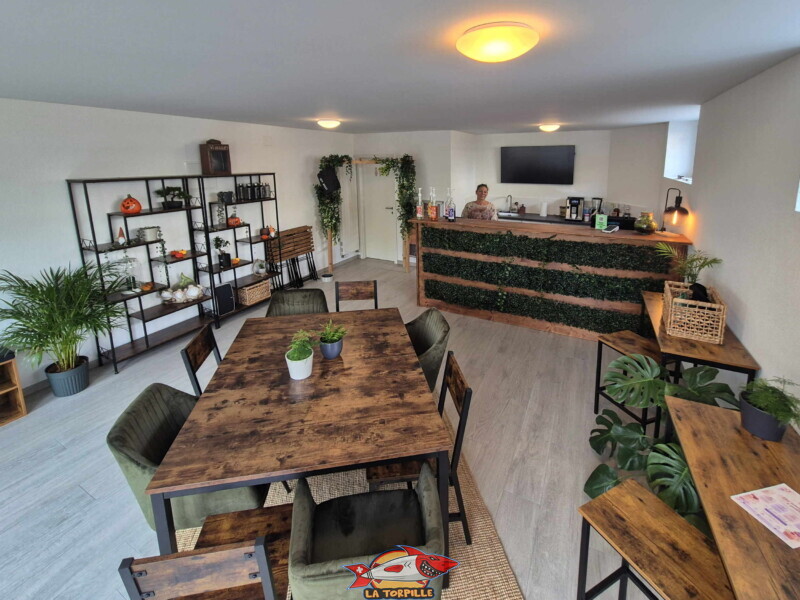Le local de jeu en intérieur, la réception et le bar de KeyQuest. Le local de jeu en intérieur, la réception et le bar de KeyQuest.