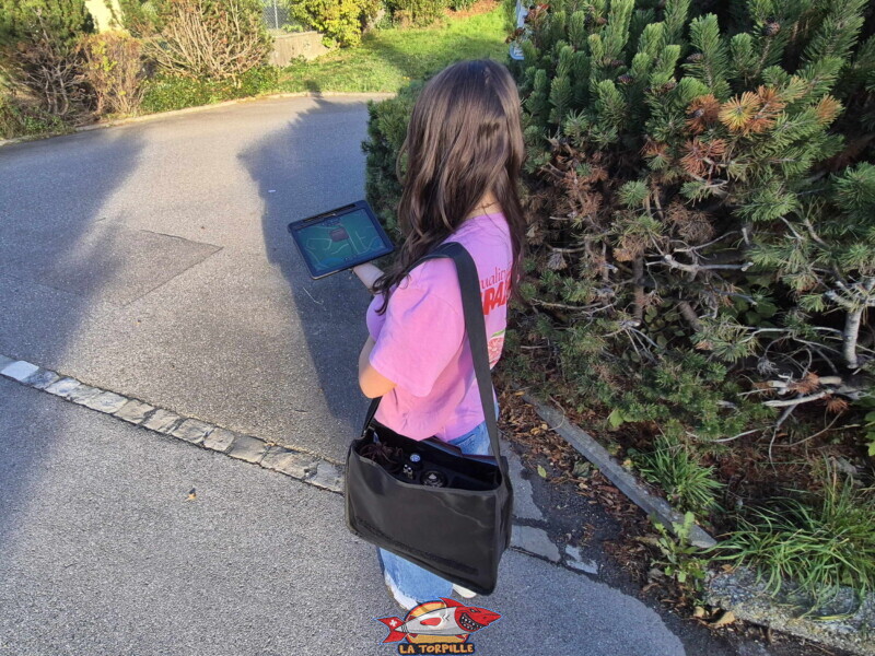 Une utilisatrice ;-) en plein jeu avec la tablette et la saccoche. Une utilisatrice ;-) en plein jeu avec la tablette et la saccoche.