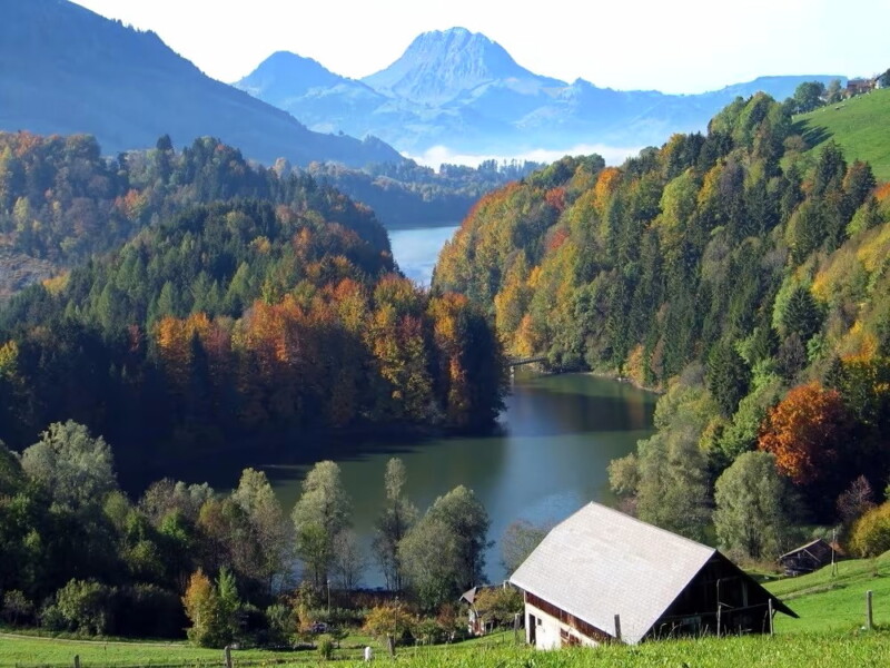 La vue depuis l'est sur le lac de Montsalvens.