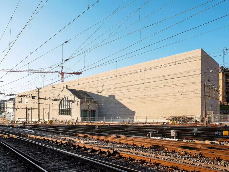 Le bâtiment du musée des Beaux-Arts au bord des voies de chemin de fer