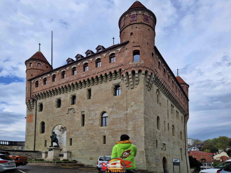 Le château Saint-Maire avec la statue du Major Davel sur la gauche.