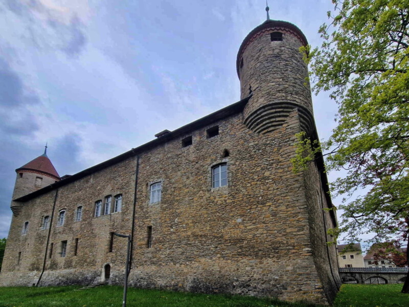 Les faces nord et est du château avec une jolie échauguette.