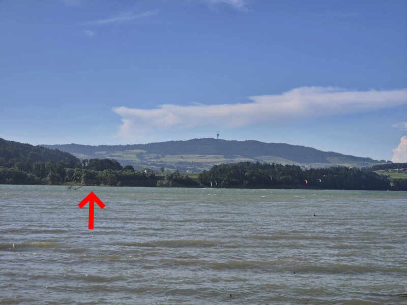 L'antenne du Mont-Giboux. La plage de la Pointe de Morlon (flèche rouge) au lieu-dit "Les Laviaux". L'antenne du Mont-Giboux. La plage de la Pointe de Morlon (flèche rouge) au lieu-dit "Les Laviaux".