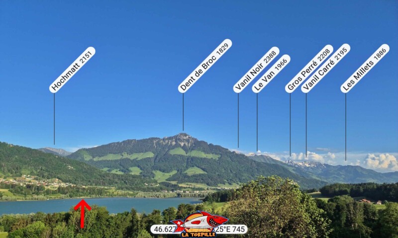 La vue depuis le rivage opposé à la plage de Botterens (flèche rouge), dans le village de Morlon. La Dent de Broc, la Vanil Noir, plus haut sommet du canton de Fribourg, le Vanil Carré. La vue depuis le rivage opposé à la plage de Botterens (flèche rouge), dans le village de Morlon. La Dent de Broc, la Vanil Noir, plus haut sommet du canton de Fribourg, le Vanil Carré.
