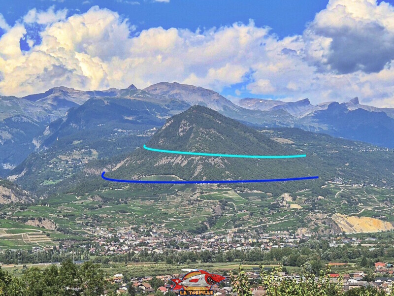 La vue depuis la route qui monte au val d'Hérens. Le bisse de Lens en bleu clair et le bisse de Sillonin en bleu foncé.