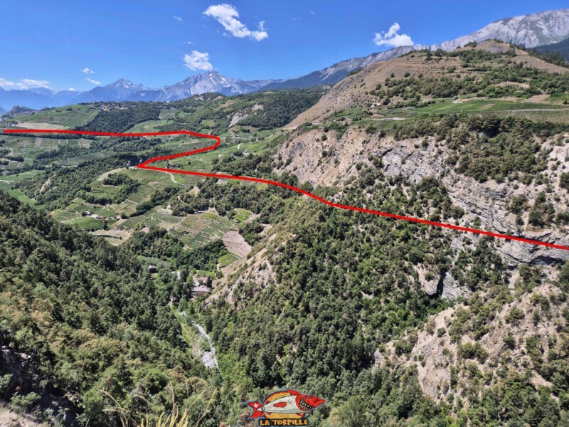 Le bisse du Clavau dans le vignoble de la vallée de la Lienne depuis le bisse de Sillonin. Le bisse du Clavau dans le vignoble de la vallée de la Lienne depuis le bisse de Sillonin.