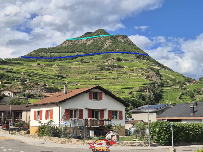 La vue depuis le village de St-Léonard dans la vallée du Rhône. Le bisse de Lens en bleu clair et le bisse de Sillonin en bleu foncé. La vue depuis le village de St-Léonard dans la vallée du Rhône. Le bisse de Lens en bleu clair et le bisse de Sillonin en bleu foncé. Vallée de la Lienne - St-Léonard. Bisse de Sillonin