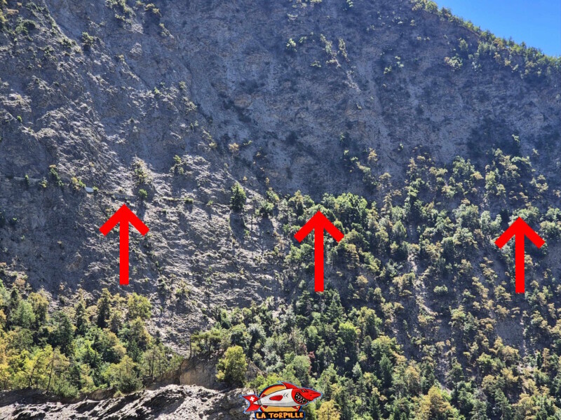 Le zoom sur le sentier dans la paroi rocheuse. Bisse de Sillonin Le zoom sur le sentier dans la paroi rocheuse. Bisse de Sillonin