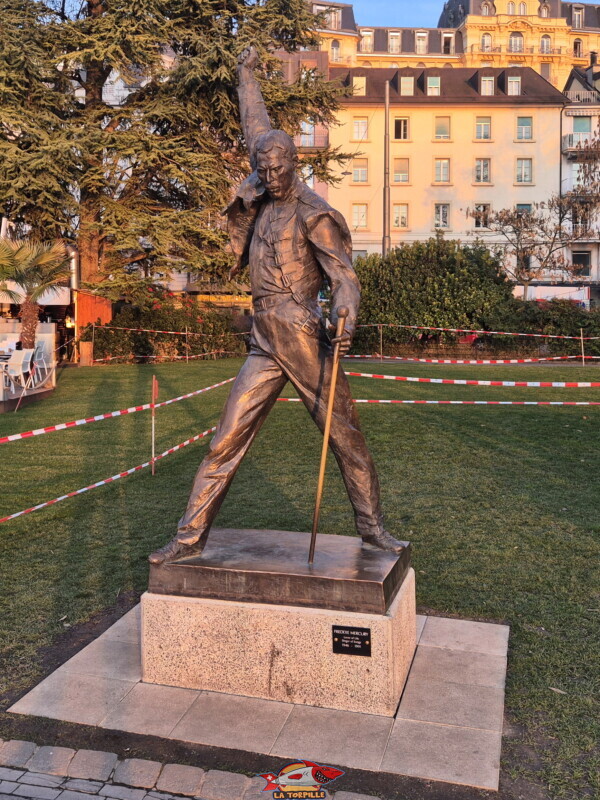 La statue de Freddie Mercury déplacé en 2025 lors des travaux sur l'esplanade. La statue de Freddie Mercury déplacé en 2025 lors des travaux sur l'esplanade.