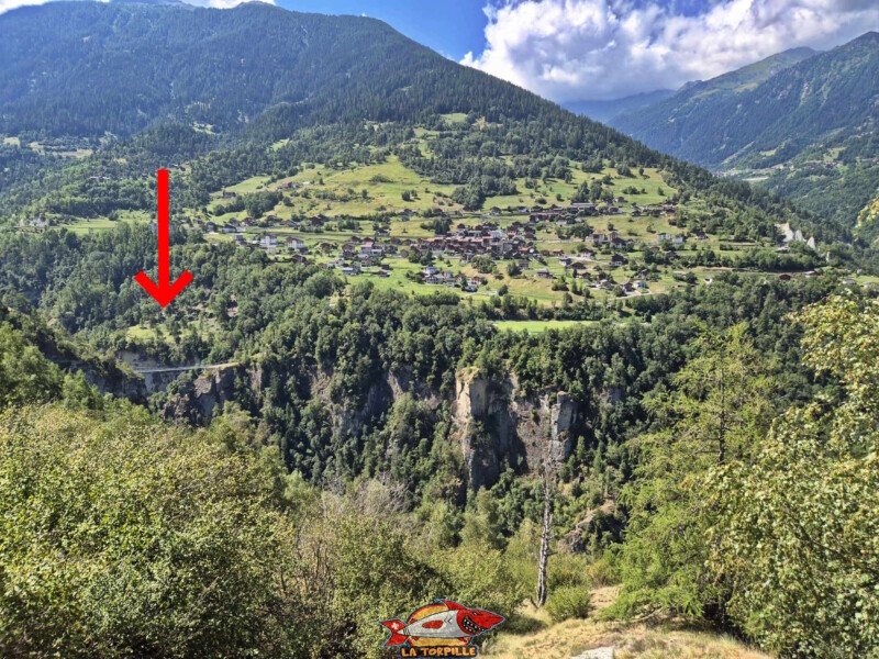 Une vue d'ensemble depuis la rive droite. Sur la gauche, le val d'Hérens, sur la droite le val d'Hérémence qui mène au mythique barrage de la Grande-Dixence. Au milieu de l'image, le village d'Euseigne, et, sur la droite, les fameuses pyramides d'Euseigne. Passerelle des Gorges de la Borgne, Hérémence, Euseigne, St-Martin.