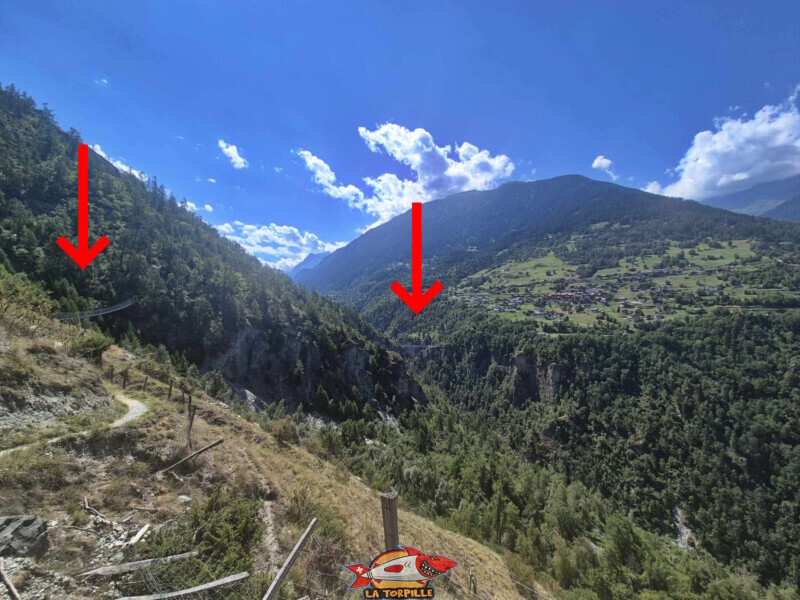 La vue sur la passerelle d'Ossona (gauche) et celle des gorges de la Borgne (droite). Passerelle des Gorges de la Borgne, Hérémence, Euseigne, St-Martin. La vue sur la passerelle d'Ossona (gauche) et celle des gorges de la Borgne (droite). Passerelle des Gorges de la Borgne, Hérémence, Euseigne, St-Martin.