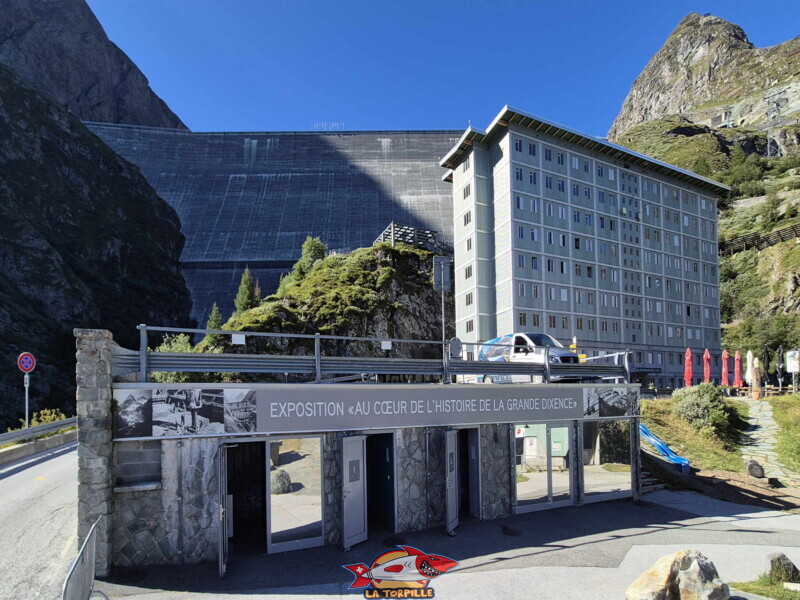 Le pavillon d'exposition au premier plan. Barrage de la Grande Dixence, Hérémence, canton du Valais. Le pavillon d'exposition au premier plan. Barrage de la Grande Dixence, Hérémence, canton du Valais.