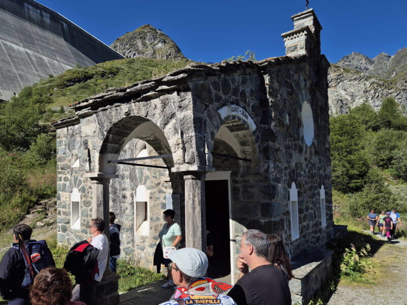 Le passage par la chapelle St-Jean construite pour les ouvriers du chantier. Le passage par la chapelle St-Jean construite pour les ouvriers du chantier. Barrage de la Grande Dixence, Hérémence, canton du Valais.