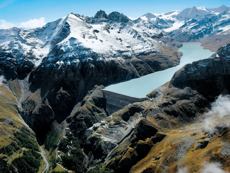 Le pied du barrage de la Grande Dixence dans la commune d'Hérémence. Le pied du barrage de la Grande Dixence dans la commune d'Hérémence.
