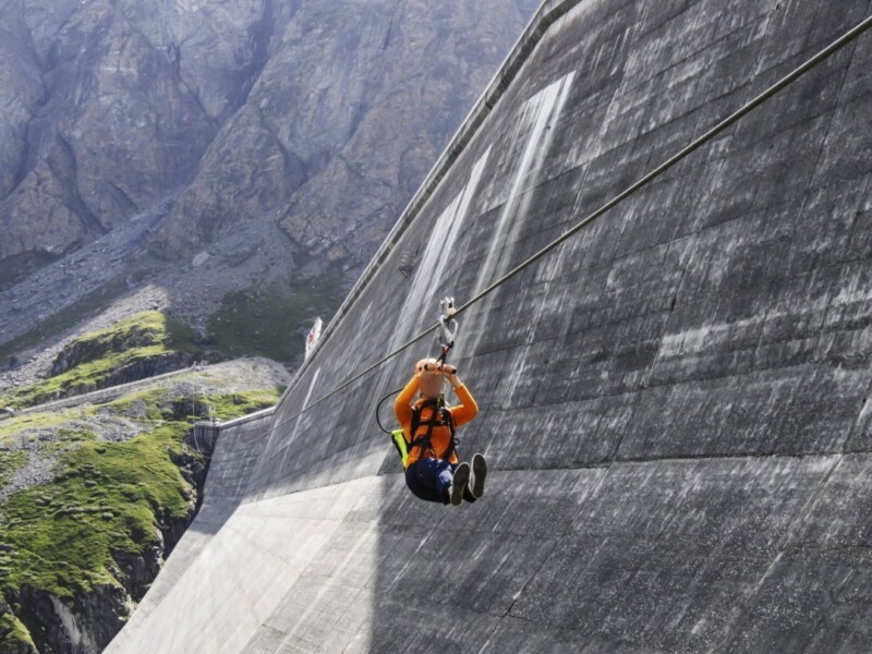 La tyrolienne longe le barrage. La vitesse peut atteindre 55 km/h. Barrage de la Grande Dixence, Hérémence, canton du Valais. La tyrolienne longe le barrage. La vitesse peut atteindre 55 km/h. Barrage de la Grande Dixence, Hérémence, canton du Valais.