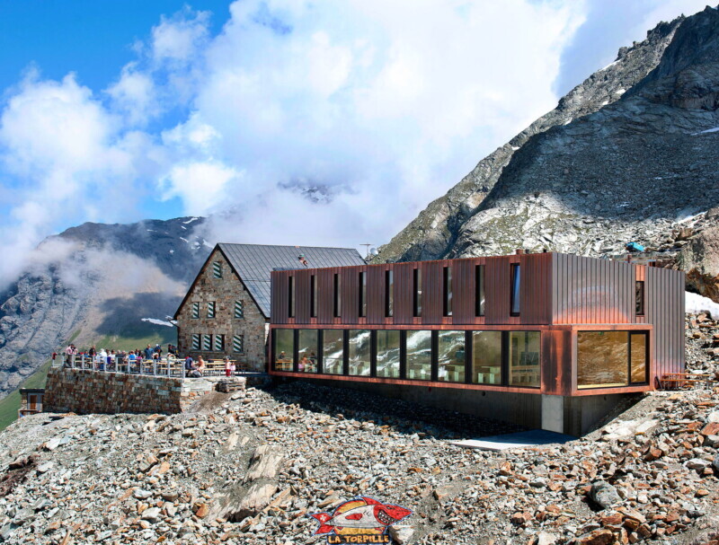La cabane sw Moiry avec son extension vitrée qui offre un panorama sur les séracs et la langue de glace du glacier de Moiry. La cabane sw Moiry avec son extension vitrée qui offre un panorama sur les séracs et la langue de glace du glacier de Moiry.